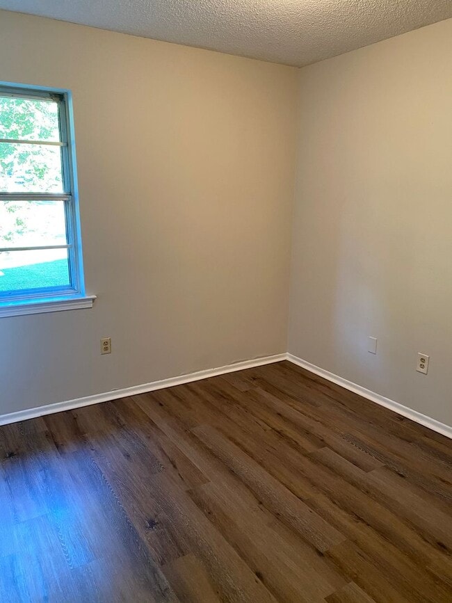 Building Photo - 5630 Crestwood Dr