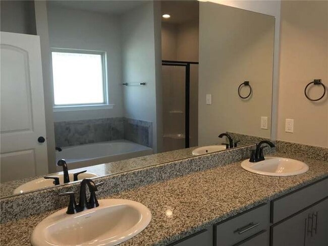 Foto del edificio - 5037 Park Shore Dr