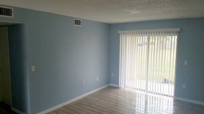 Building Photo - Bayside Villas Apartments