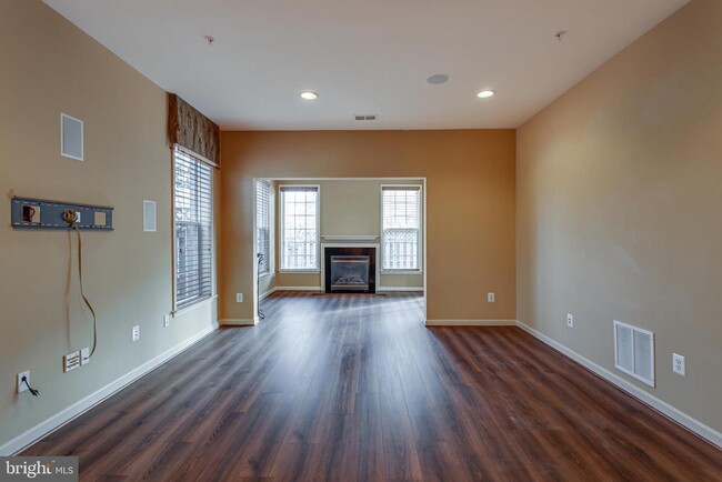 Building Photo - 22000 Avonworth Square