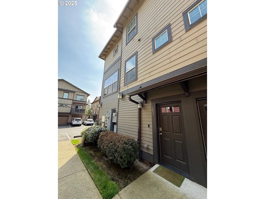 Primary Photo - Spacious 2BD/2.5BA Townhome in the Heart o...