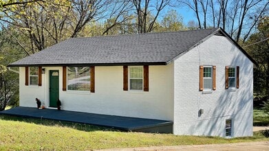 Building Photo - 820 Goldfinch Ave