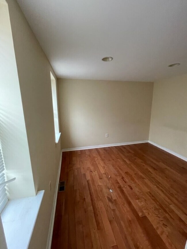 Building Photo - Renovated 2-Bedroom Apartment in the Heart...