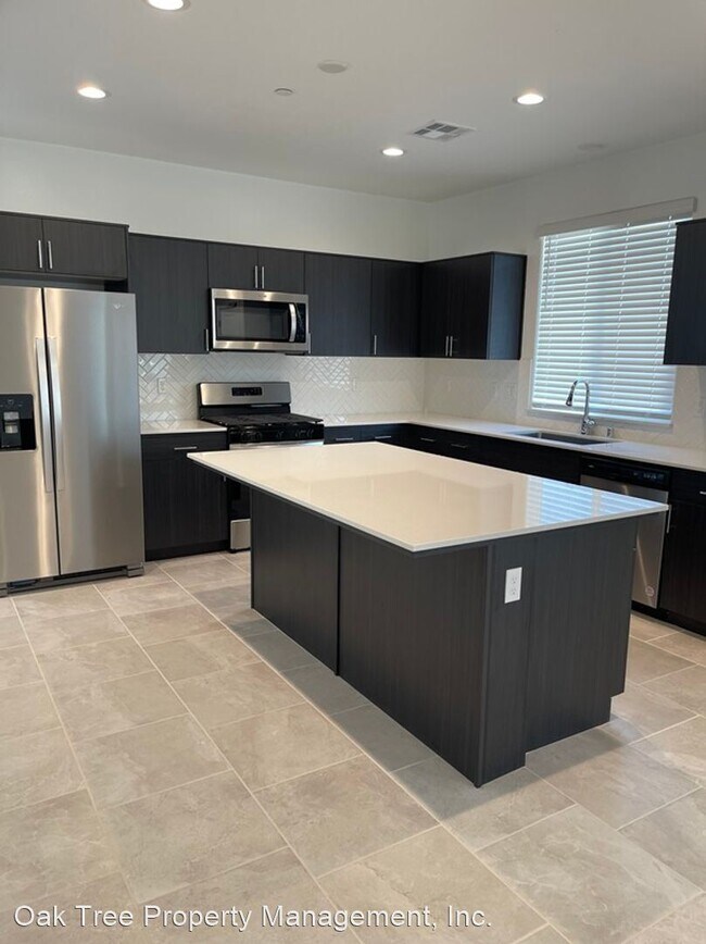 Foto del edificio - 4 br, 2.5 bath House - 6324 W. Swift Avenue