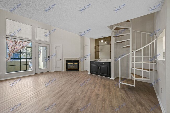 Building Photo - Freshly Renovated 2-Bed 2-Bath Condo Near ...
