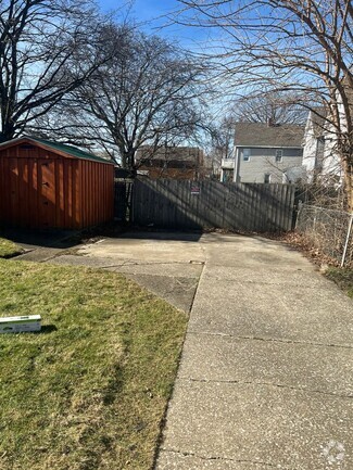 Building Photo - 810 Hess Ave