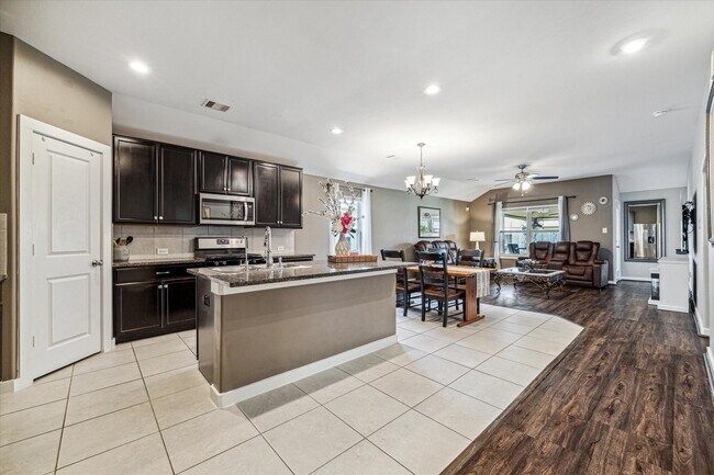 Foto del edificio - 15434 Paxton Woods Dr