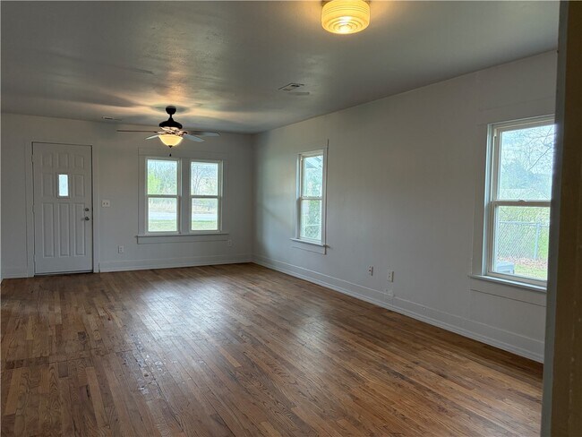 Foto del edificio - 2255 E Huntsville Rd