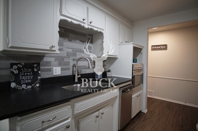 Building Photo - 1425 N Bradley Ave