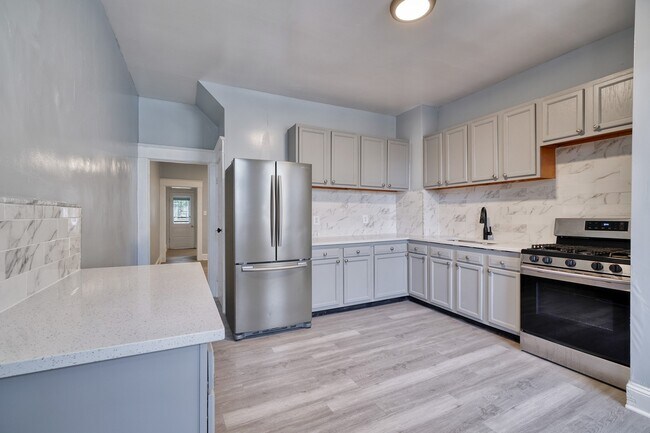 Building Photo - 2933 Erdman Ave