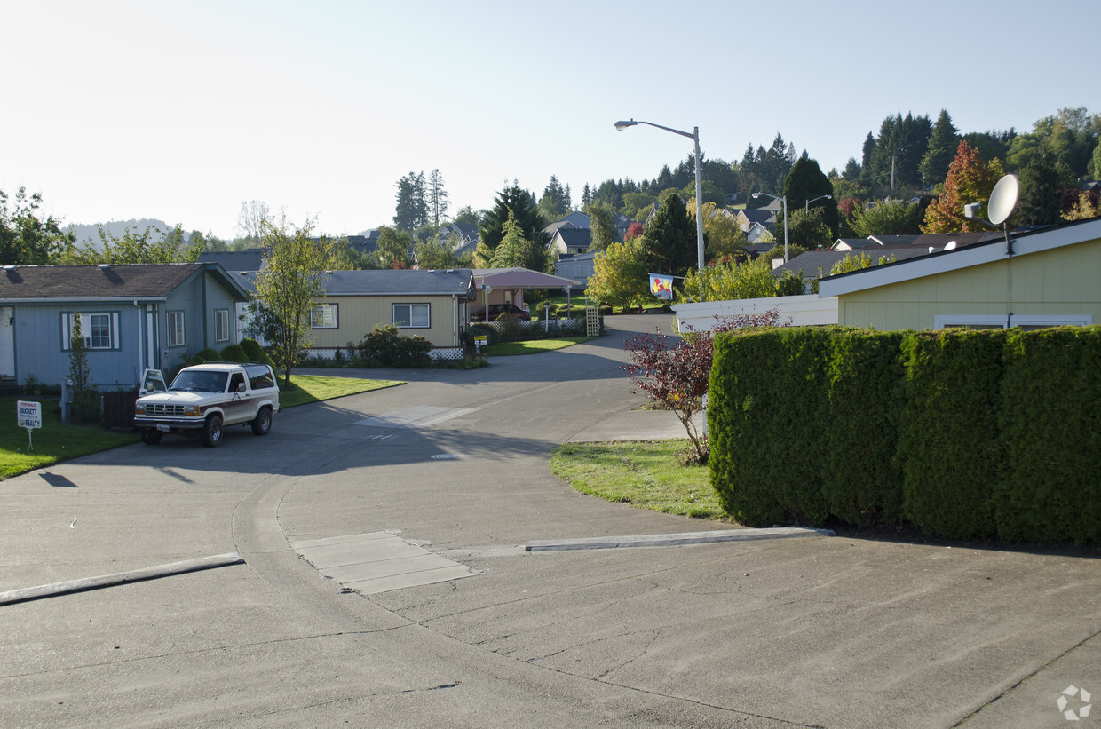 Building Photo - Dundee Hills Estates