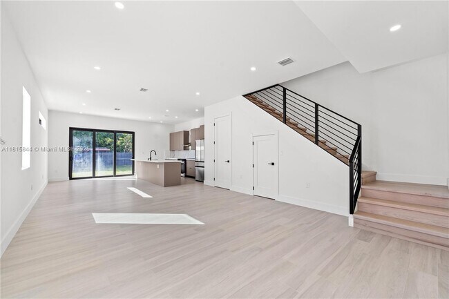Building Photo - 740 NW 24th Ct