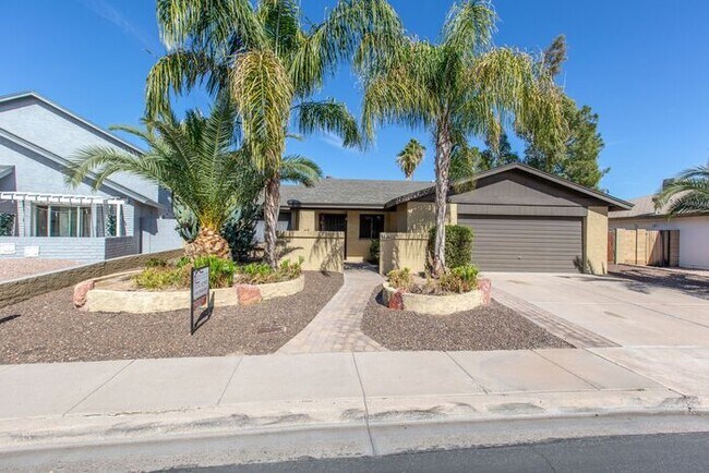 Building Photo - 1406 W Impala Ave