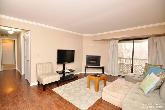 Building Photo - 3005 Fernwood Ave