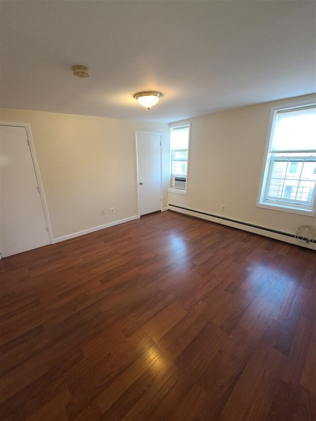 Building Photo - 356 4th St