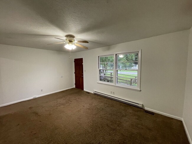 Building Photo - 3 bedroom 1 bath house available.  Pet fri...