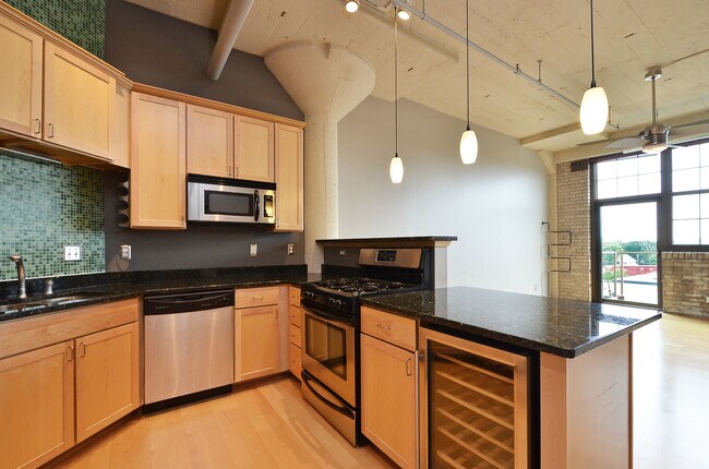 Building Photo - Available ASAP!! Amazing 2 Bedroom 2 Bathr...
