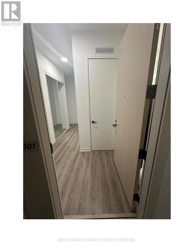 Photo du bâtiment - 8 Interchange Wy