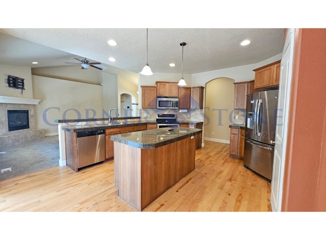 Building Photo - Fabulous Home with Community Pool!
