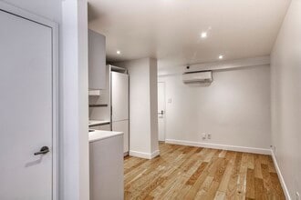 Building Photo - 25 Av des Pins O