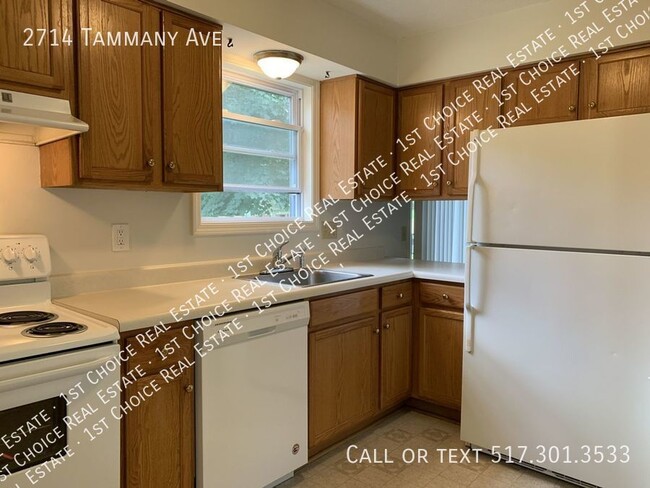 Building Photo - Spacious 3-BDR 1.5-BTH Duplex w/ Garage & ...