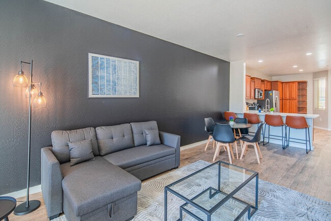 Foto del edificio - 1275 E University Dr