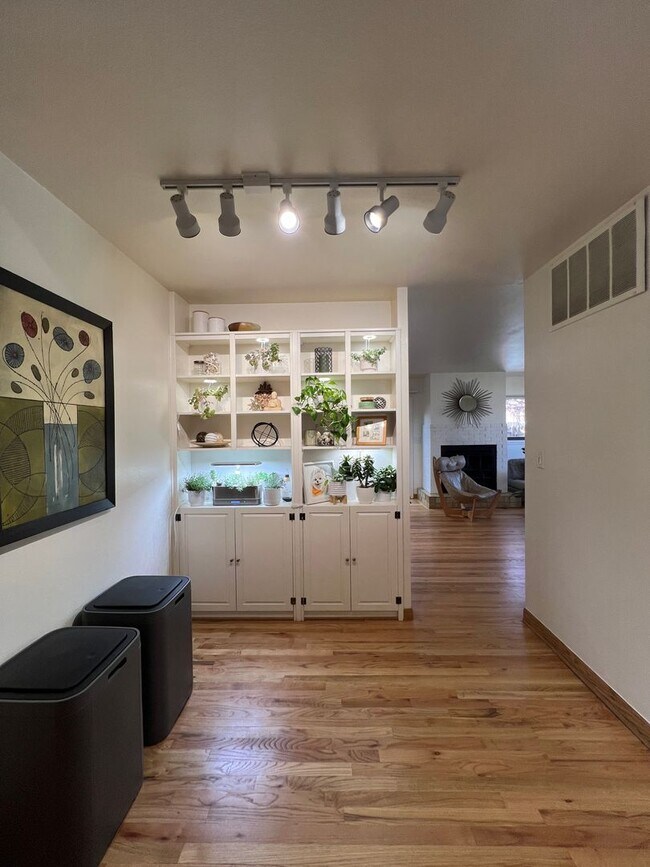 Foto del edificio - Spacious 4 Bed/3.5 Bath in Boulder - Available July 6th!