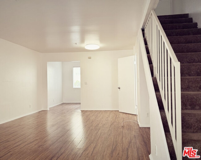 Foto del edificio - 16037 Vanowen St