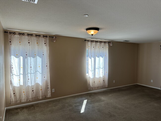 Foto del edificio - 2714 Twin Bridges Ln