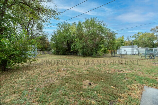 Building Photo - 726 S Bonn St