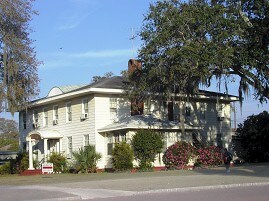 Primary Photo - Twelve Oaks