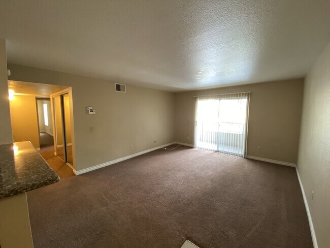 Foto del edificio - 3 Bedroom 2 1/2 bath condo located on second floor.