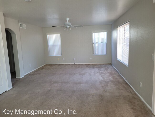 Foto del edificio - 4 br, 2.5 bath House - 15816 W. Linden St.