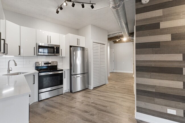 Building Photo - 7645 N Sheridan Rd