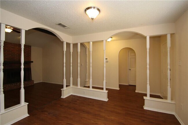 Foto del edificio - 7017 Crosswood Dr