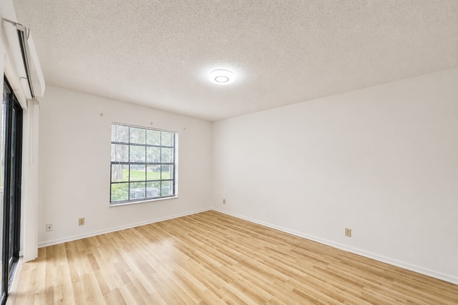 Building Photo - 301 Olivewood Pl