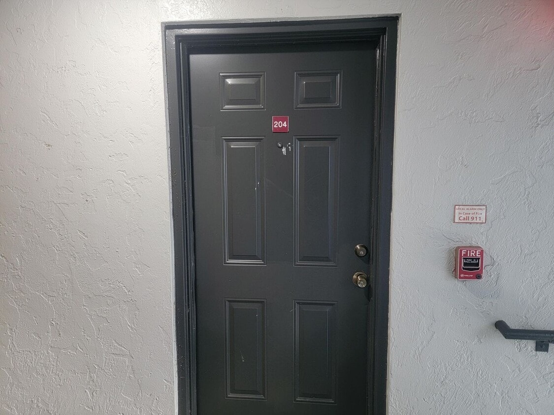 Primary Photo - 1068 N Benoist Farms Rd