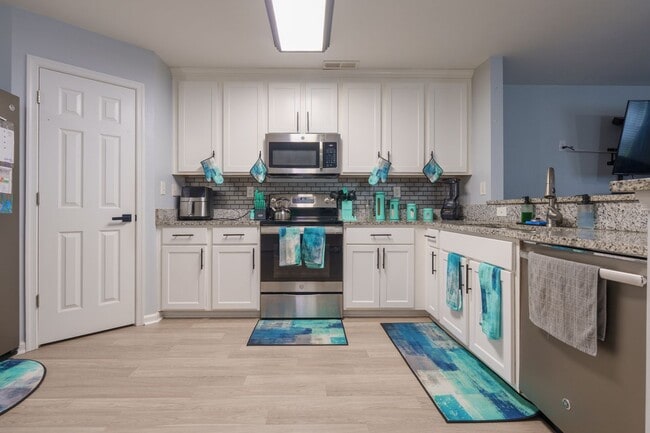 Building Photo - MOVE IN READY 3 Bedroom in the Heart of No...