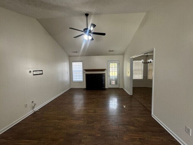 Foto del edificio - 3 Bedroom 2 Bath Ranch Home In Raeford