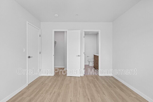 Building Photo - 6256 E Lake Dr