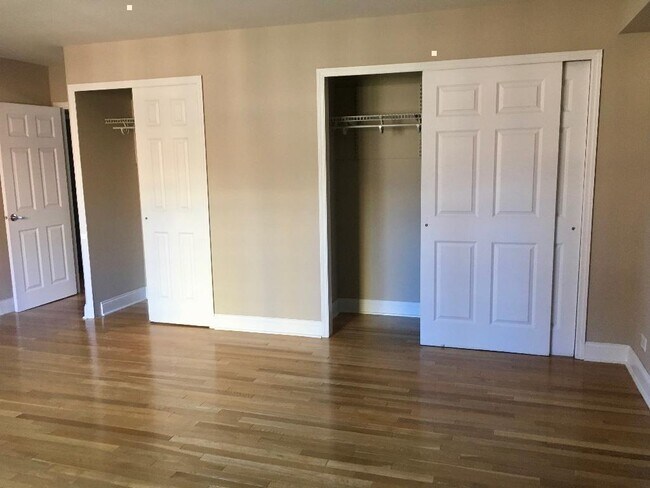 Building Photo - SUNDRENCHED BRAND NEW UNIT WITH PRIVATE OU...