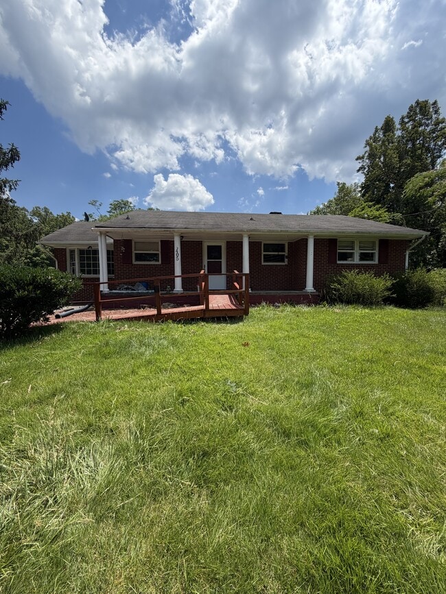 Building Photo - 405 Winesap Rd