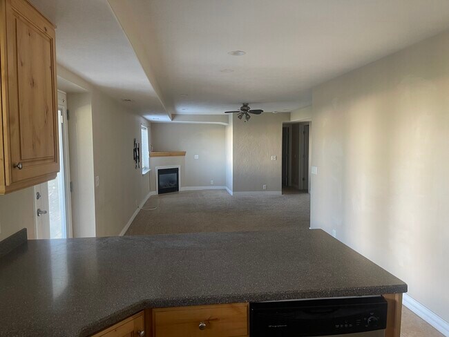 Open floor plan living area. - 143 E Box Elder Dr