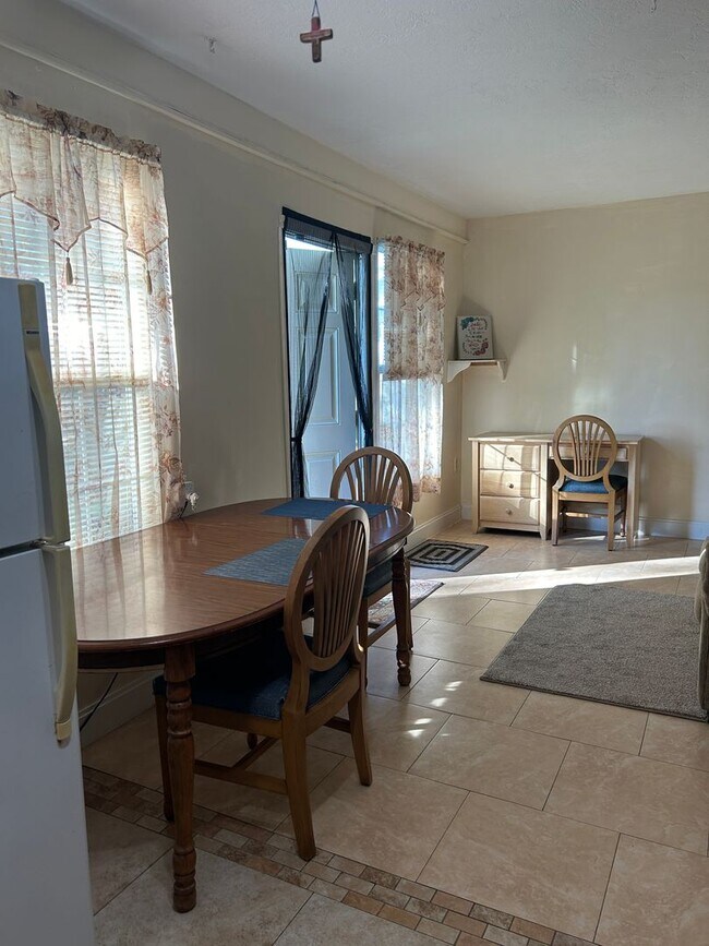 Foto del edificio - Furnished 1-Bedroom Apartment with Utilities Included – Prime Dunedin Location!