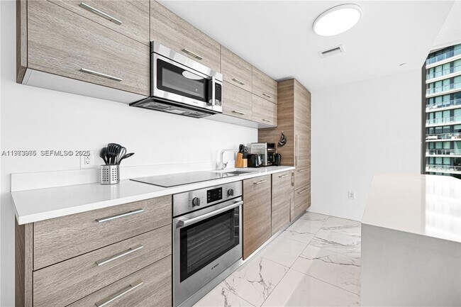 Foto del edificio - 650 NE 32nd St