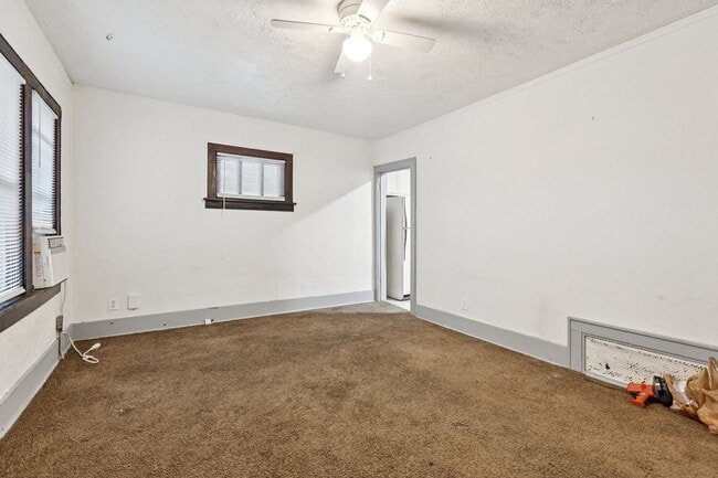 Building Photo - Charming 2 Bedroom