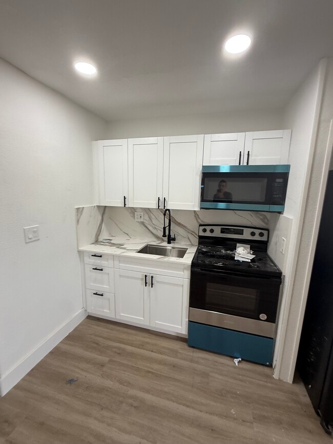 Building Photo - 305 SW 7th Ct