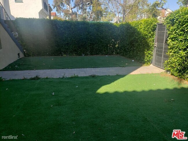 Foto del edificio - 3 br, 2 bath Condo - 1225 S Hayworth Ave