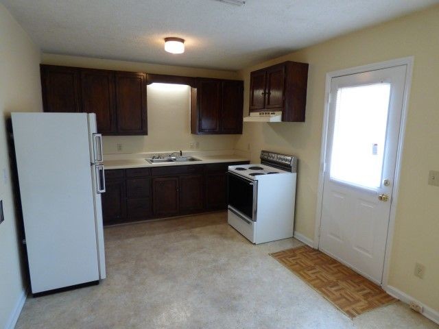 Building Photo - Affordable 3BR/1.5B Duplex