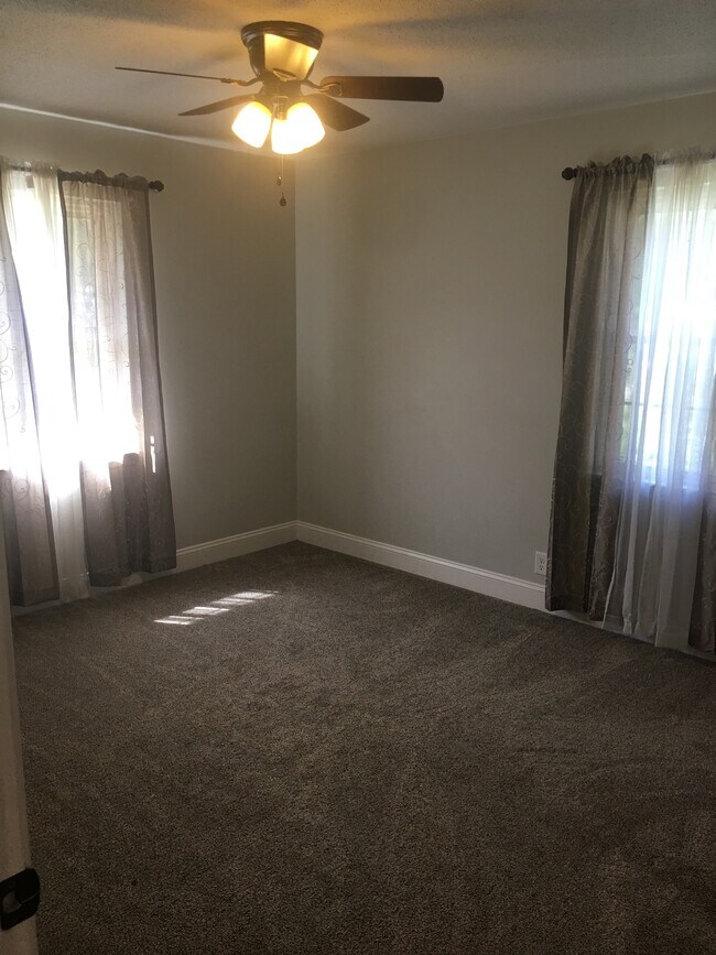 Foto del edificio - 98 Joan Dr